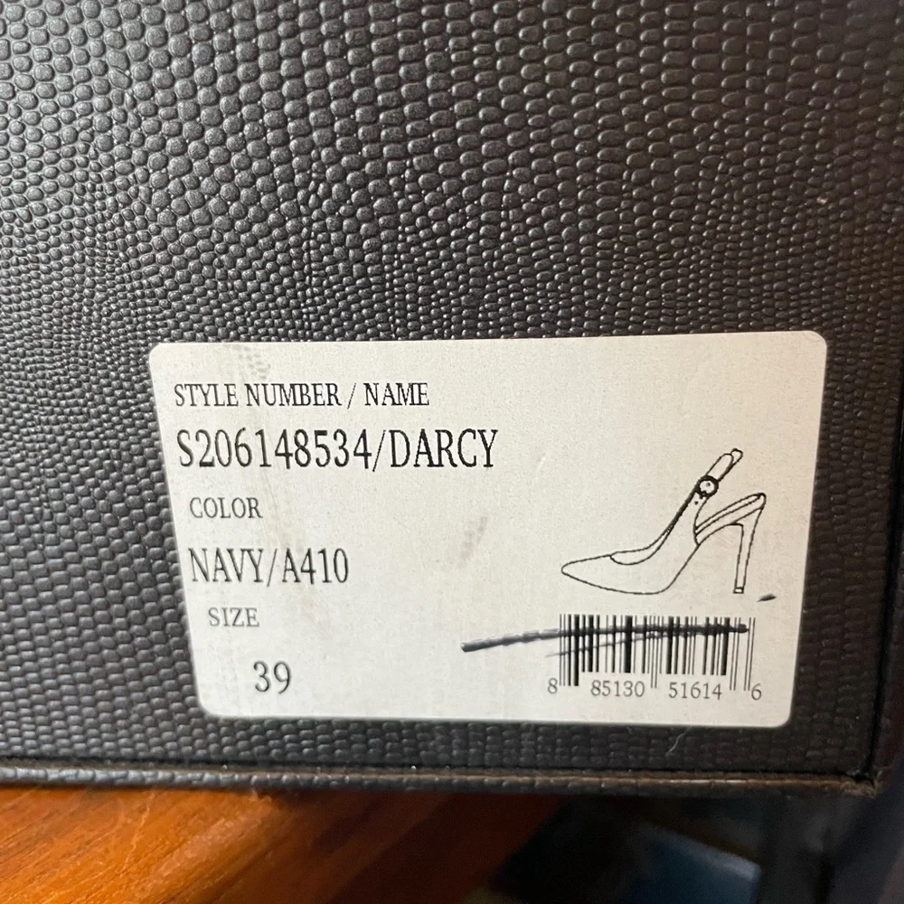 SOLD
Alice and Olivia Stilettos 39 EU , fits like a US size 7 1/2 - 8 . - Picture 5 of 6